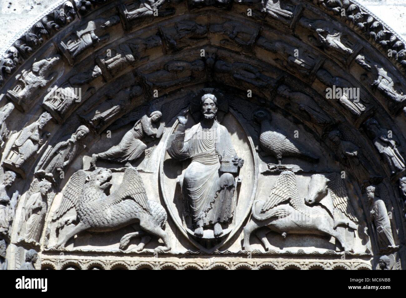 Ast. Siti Chartres il timpano del portale reale con i quattro simboli zodiacali per gli Evangelisti la cattedrale di Chartres del XIII secolo Foto Stock