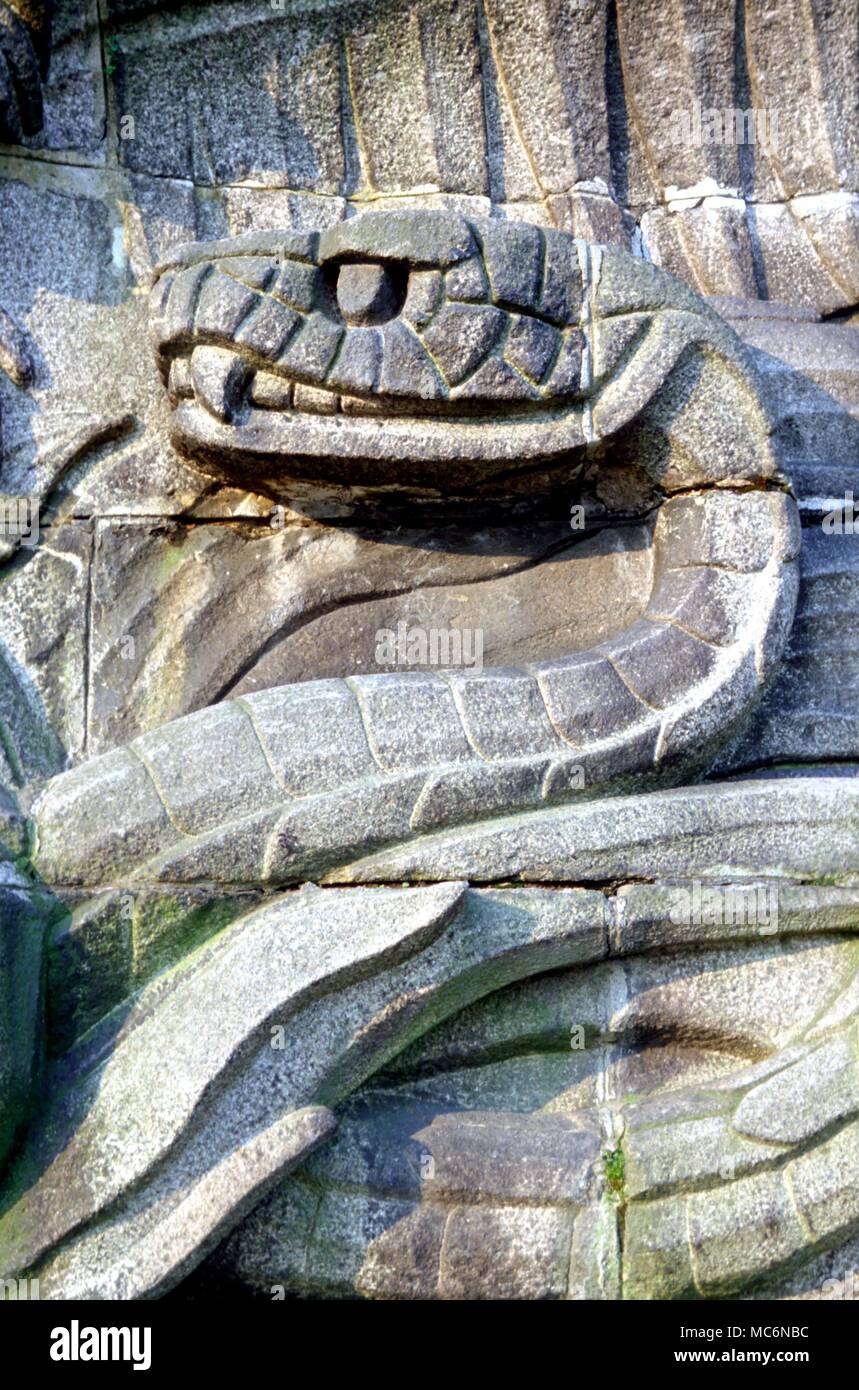 Snake bassorilievo scultura di snake in testa sul memoriale tedesco Wilhelm Memorial presso il Deutsches Ecke Koblenz Germania Foto Stock