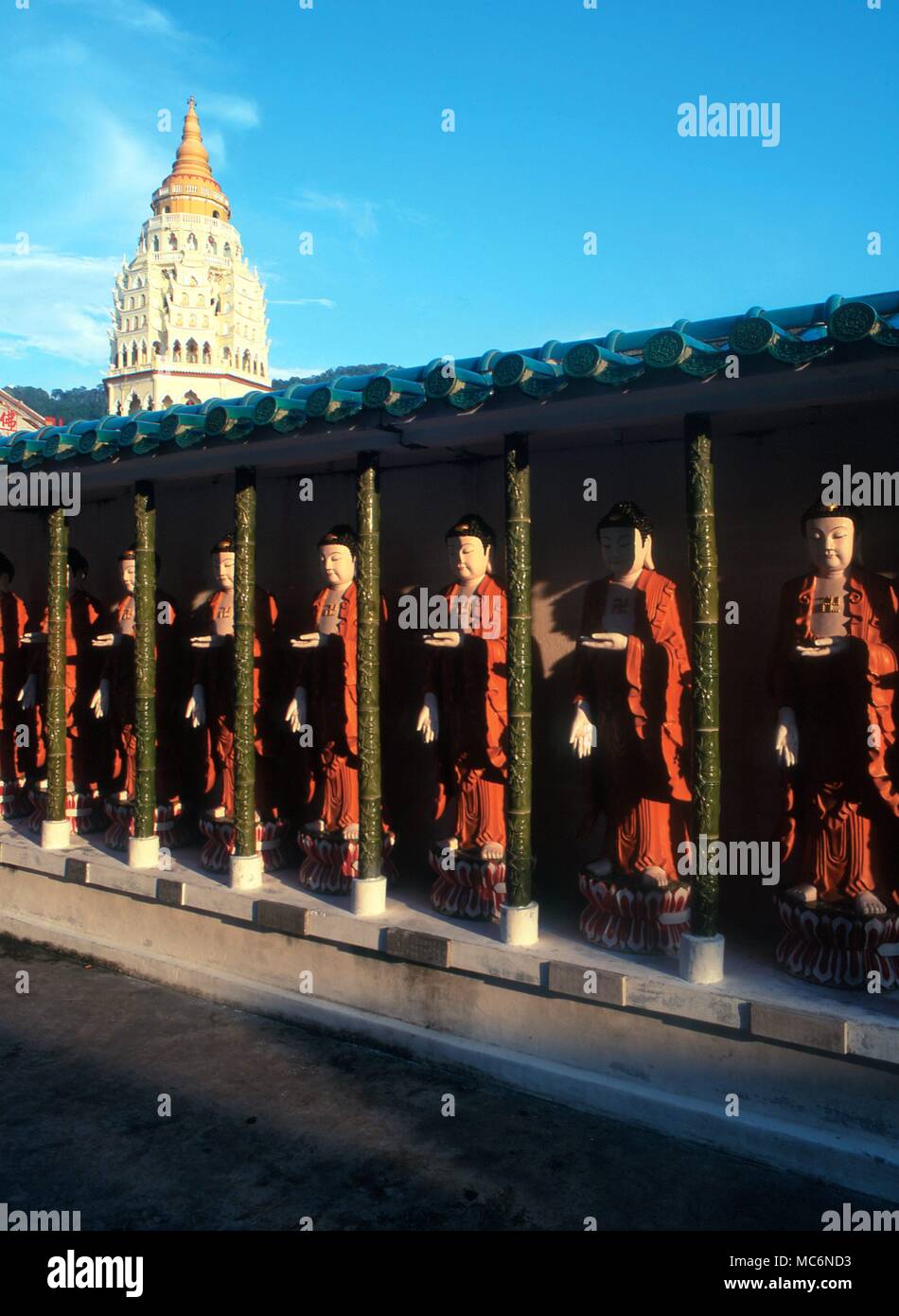 Malaysia Penang Kek Lok Si linea del montante (in piedi) figure buddista (forse Bodhisattvas) nel Tempio di Kek Lok Si Penang Malaysia Foto Stock