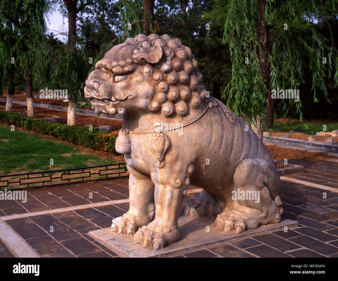 Cina - mitologico FOO cane, presso le Tombe dei Ming Foto Stock