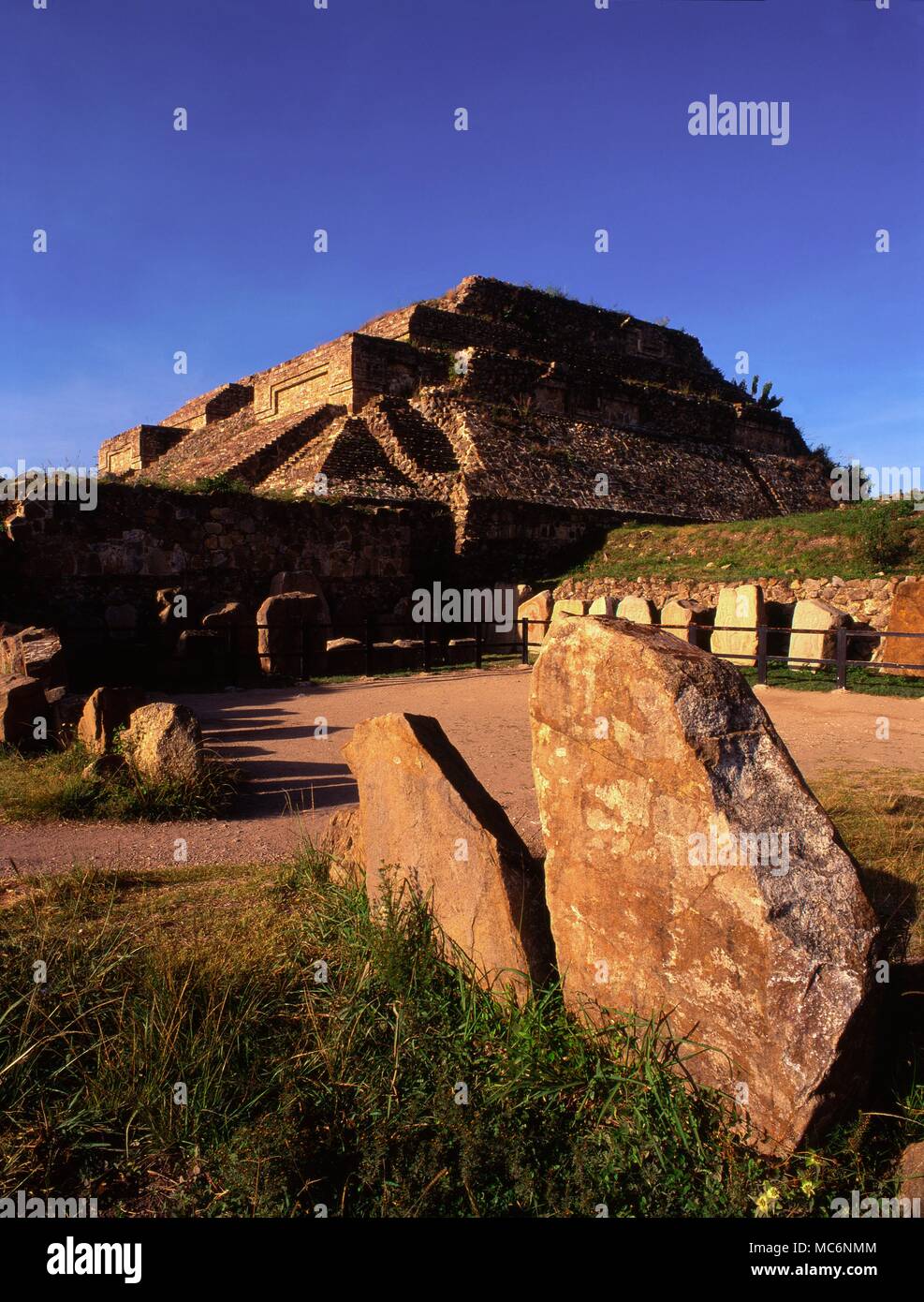 Monte Alban, Messico: Tempio Piramide-[sistema M-sud]. Monte Alban ha una storia complessa e i suoi edifici coprono periodi risalente al 600 A.C. al 750 D.C. - la maggior parte degli edifici survivng sono dalla fine dell'ultimo periodo. Foto Stock