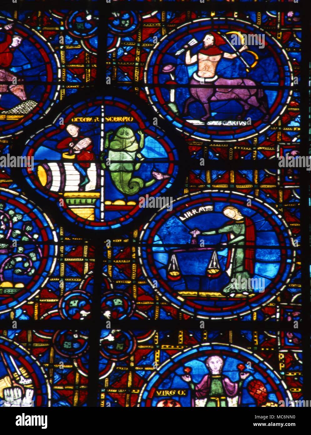 Dettagli dalla finestra zodiacale nella parete sud della cattedrale di Chartres, Francia. Foto Stock