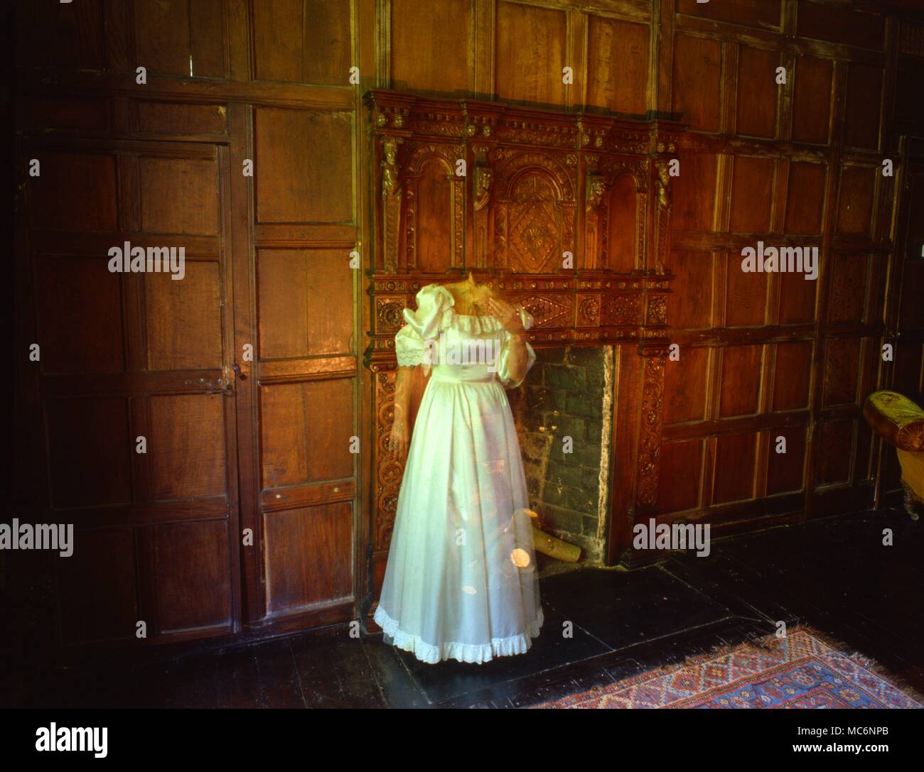 Fantasma di una testa di donna in bianco, in piedi nella libreria di casa Littledean, Gloucestershire, Inghilterra. Foto Stock