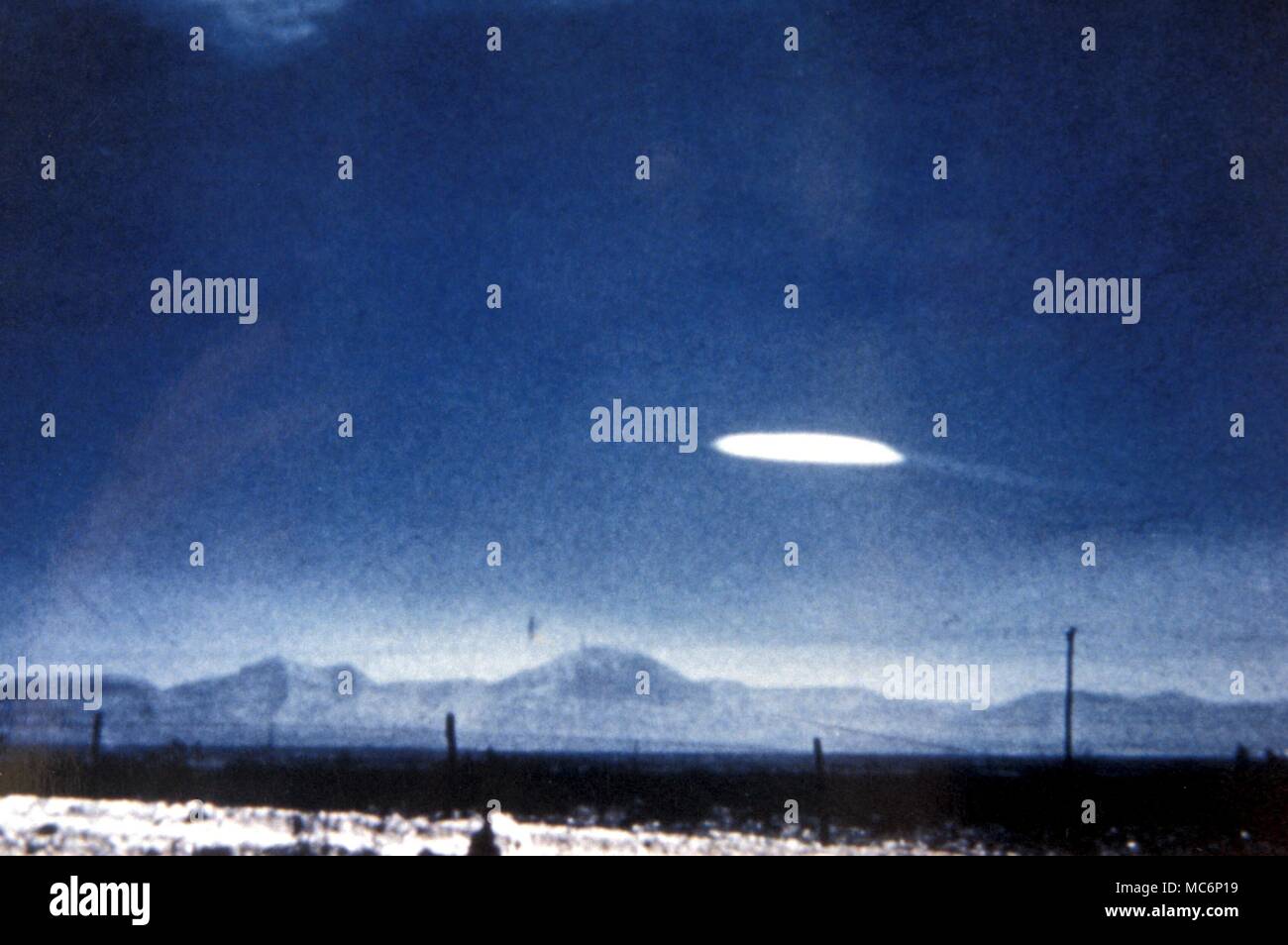 UFO - unidentified flying object UFO fotografato da nruse Ella-Fortune al White Sands, NM, Stati Uniti d'America, il 16 ottobre 1957 Foto Stock