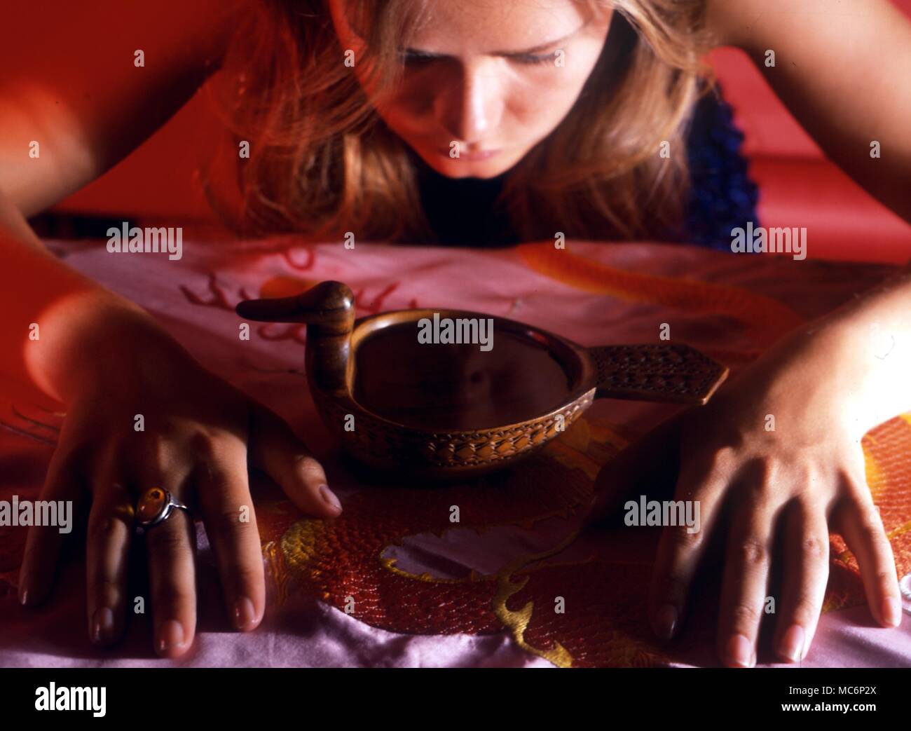 Predire il futuro dalle immagini che si osservano nella superficie dell'acqua. Questa è una forma di scrying ed è correlato al metodo utilizzato per il grande Nostradamus, quando scrive il suo 'secoli". 2004 Charles Walker / Foto Stock