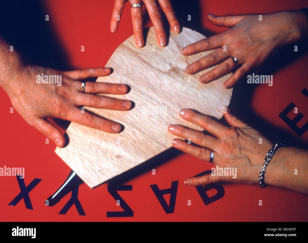 Ouija- l'uso di una scheda whelled, progettato per muoversi intorno a un cerchio di lettere, per scrivere i messaggi. 2004 Charles Walker / Foto Stock