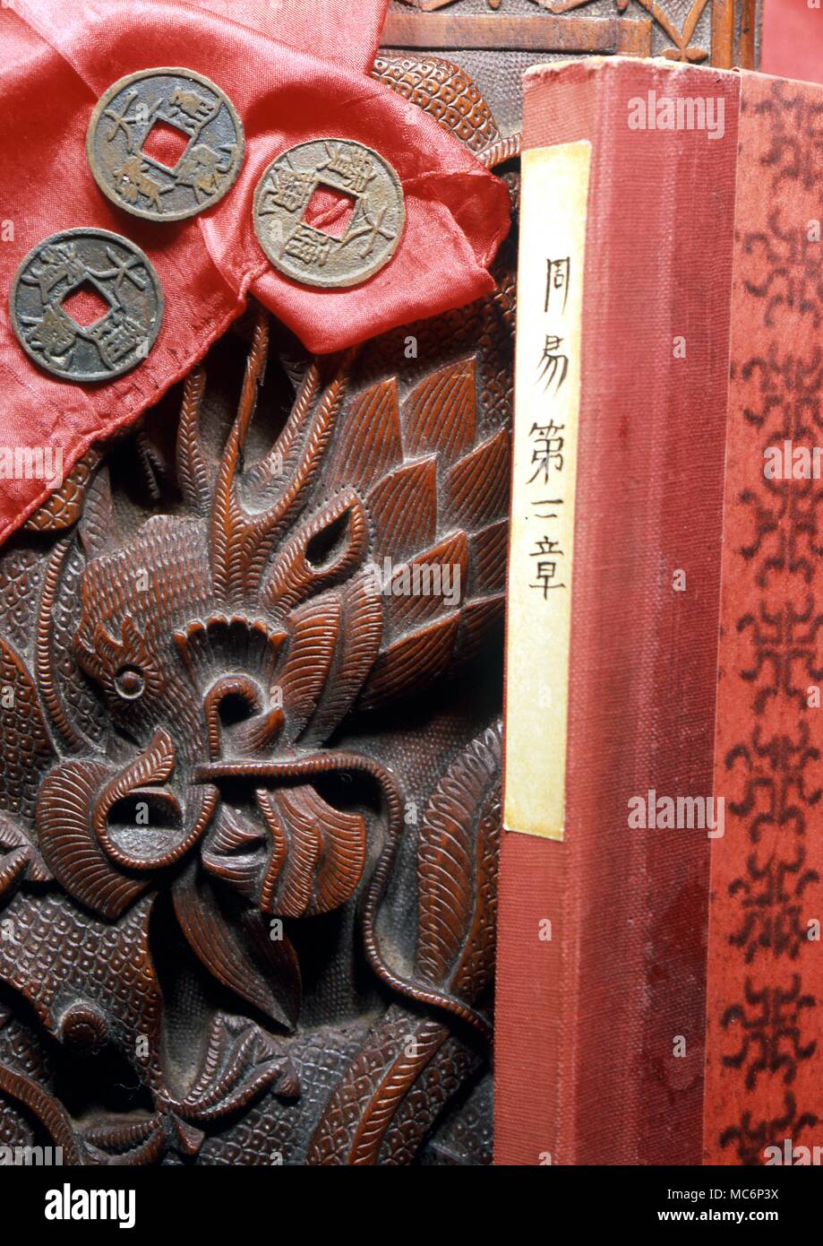 Le tre monete cinesi usati sotto forma ottenendo un hexagram, in O Ching metodo di divinazione. I caratteri cinesi compitare il titolo del libro (di) Chou I Ching, seconda parte. 2004 Charles Walker / Foto Stock