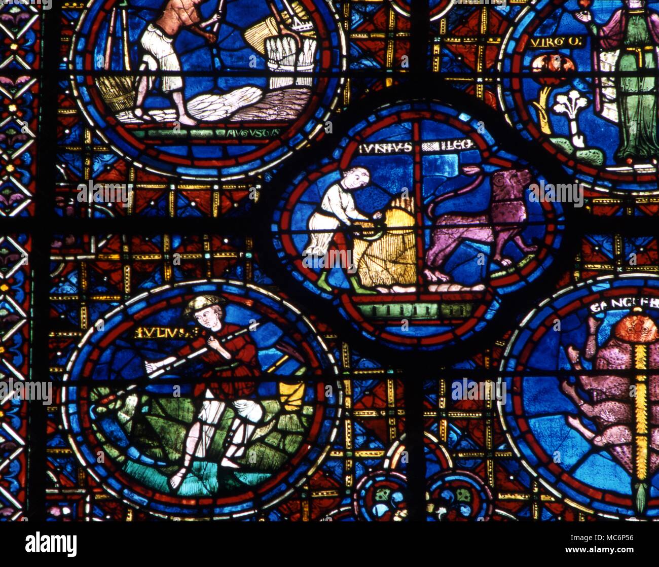 Quartrefoil in vetro macchiato che mostra l'immagine per il mese di giugno, a fianco dell'immagine (in quatrefoil) per il mese di luglio (i nomi sono in latino). Al dodicesimo secolo, con la cattedrale di Chartres. Charles Walker / Foto Stock