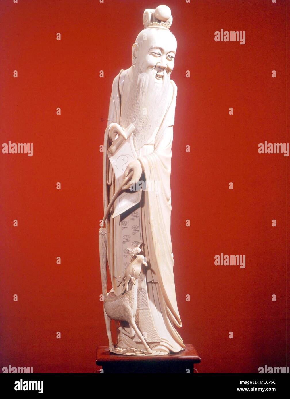 Il taoismo - Lao-tzu Lao-tzu, il leggendario () fondatore del Taoismo e il presunto autore del Grande Tao Te Ching', mantenendo una chiocciola inscritte con il Tai Chi, o simbolo yin-yang Foto Stock