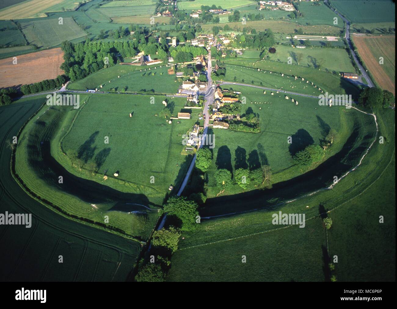 - Pietre di Avebury complesso di cerchi, con borgo visto dall'aria Foto Stock