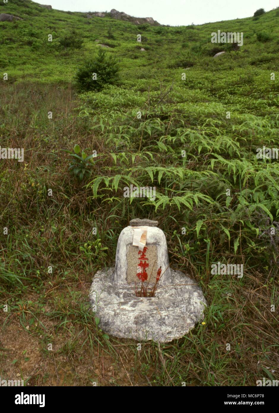 Il Feng Shui il collocamento di tombe cinesi è determinato rigorosamente dal Feng Shui considerazioni, come è la loro decorazione. Cinese terreno di sepoltura vicino a Hong Kong Foto Stock