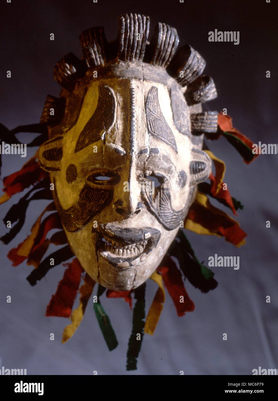 Magica africana - Igbo Maiden spirito maschera indossata da uomini che imitano le attività delle donne per motivi magici durante certi rituali - soprattutto in occasione dei funerali e feste. Gordon Reece Gallery Foto Stock