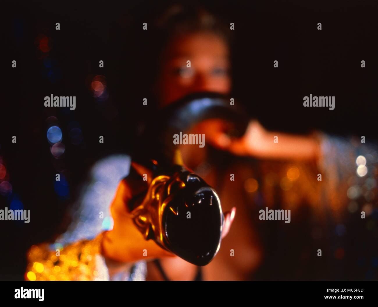 La stregoneria rituale, in cui la strega brucia una tromba sciamaniche realizzata dal corno di un animale. Il boccaglio e il campanile sono stati progettati e gettato dal moderno scultore, Fenn-Edwards Grahama. Foto Stock