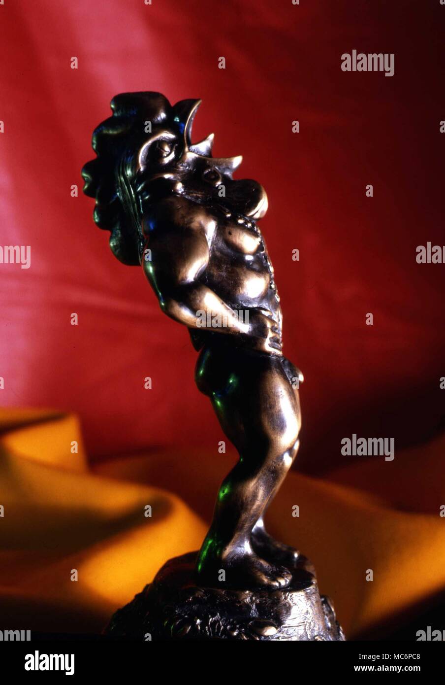 Statuetta di un dio gnostico [o un demone], noto come il Salvatore del Workd, e legato con la magica lettera-suono, IAO. Progettata per uso in cerimonie wiccan. Foto Stock