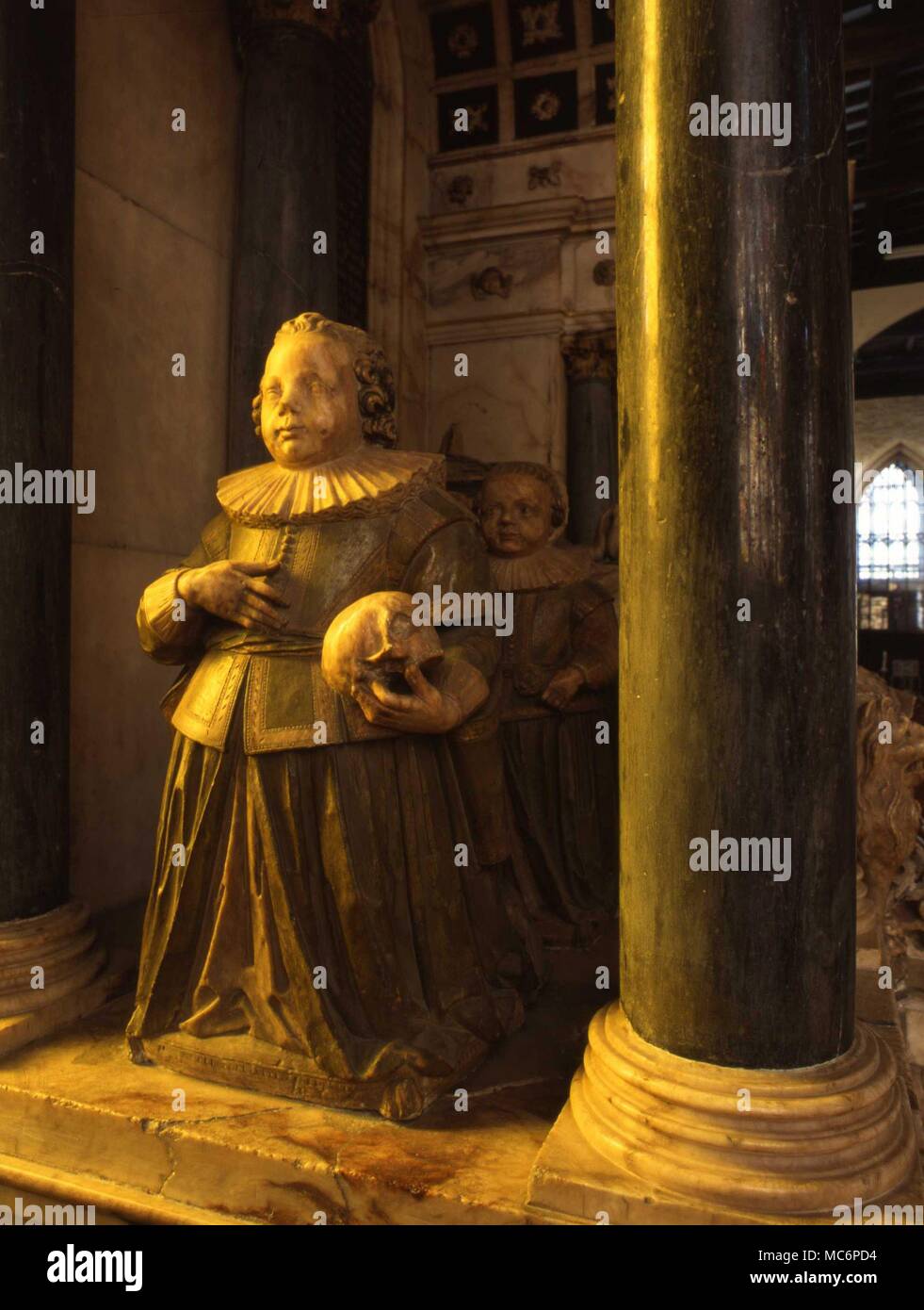 Le effigi dei due childred presumibilmente ucciso da wiches [il fiore famiglia di streghe] sul cosiddetto "stregoneria tomba', nel coro di Santa Maria Vergine, Bottesford. Foto Stock