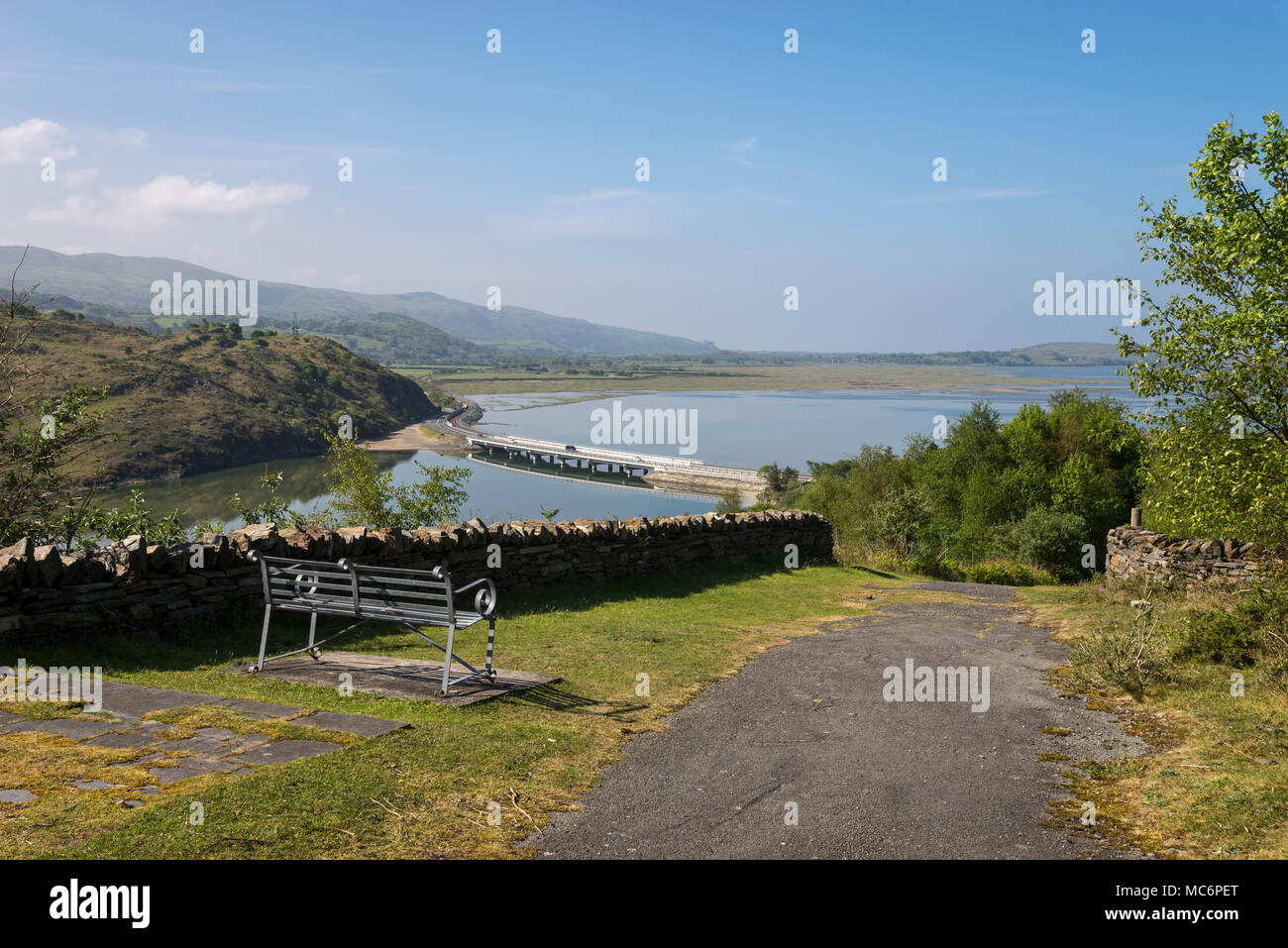 Vista del Pont Briwet e fiume Dwyryd da Gwaith Powdr riserva naturale a Penrhyndeudraeth, il Galles del Nord. Foto Stock