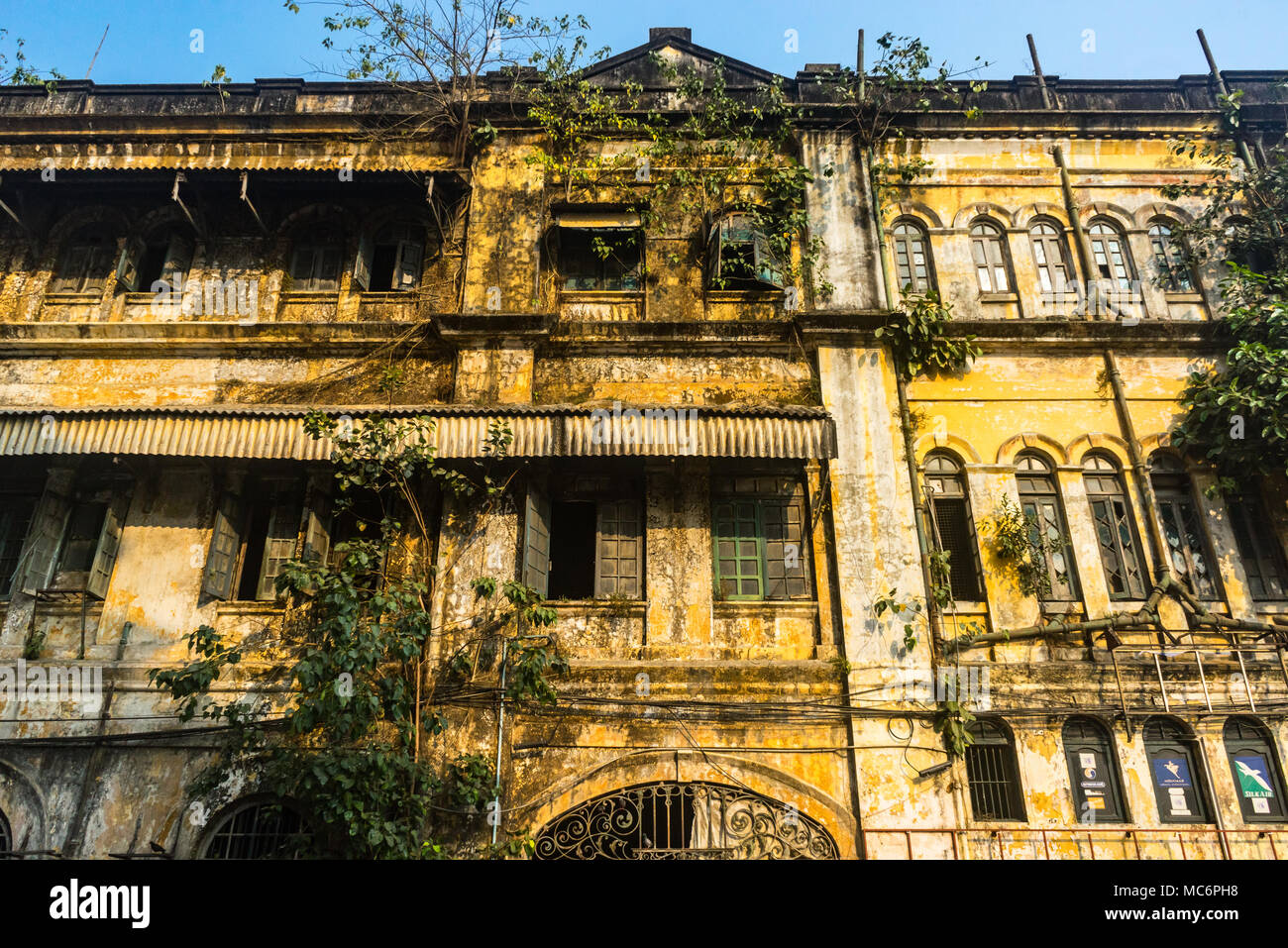British colonial building (abbandonata) in Yangon (Rangoon), Myanmar (Birmania) Foto Stock