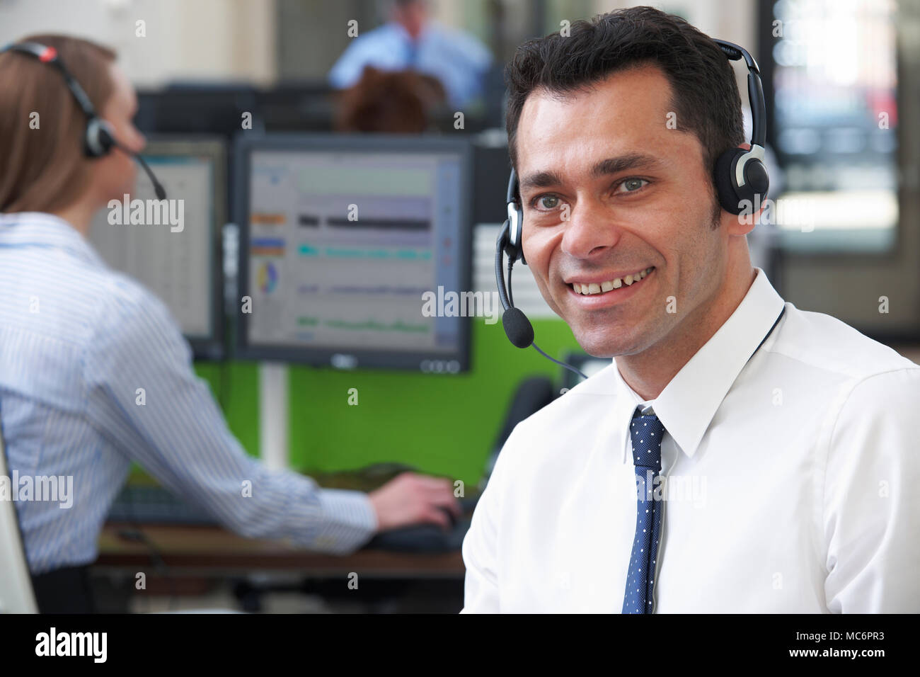 Maschio di Customer Services Agent in Call Center Foto Stock