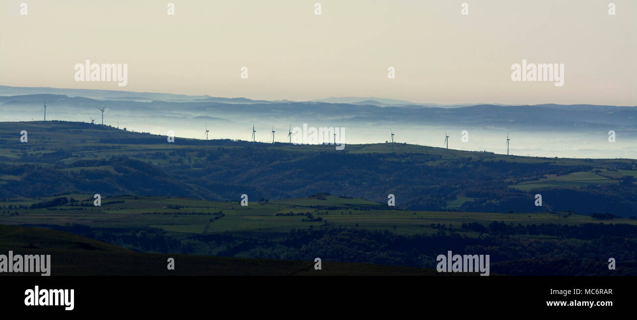 Le turbine eoliche in una fila. Parco Naturale Regionale dei Vulcani della Auvergne. Puy de Dome. Auvergne. Francia Foto Stock
