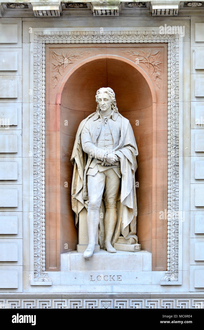 Londra, Inghilterra, Regno Unito. Statua (da William Theed) su Burlington Gardens facciata della Royal Academy (Burlington House) John Locke. Restaurata e ripulita... Foto Stock