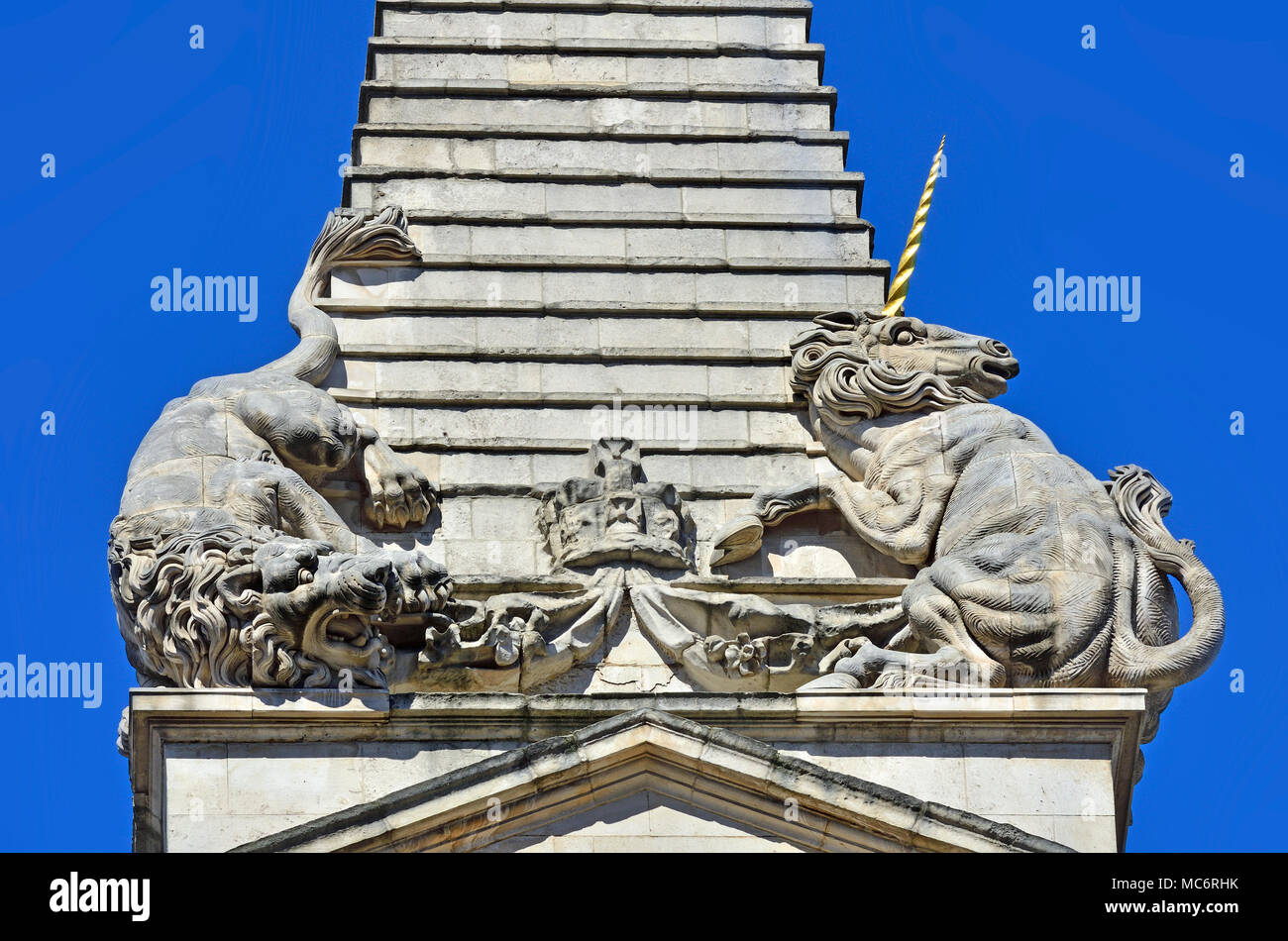 Londra, Inghilterra, Regno Unito. St George's Chiesa Parrocchiale, Bloomsbury. (Nicholas Hawksmoor; consacrata nel 1731) su Bloomsbury Way. Steeple Foto Stock