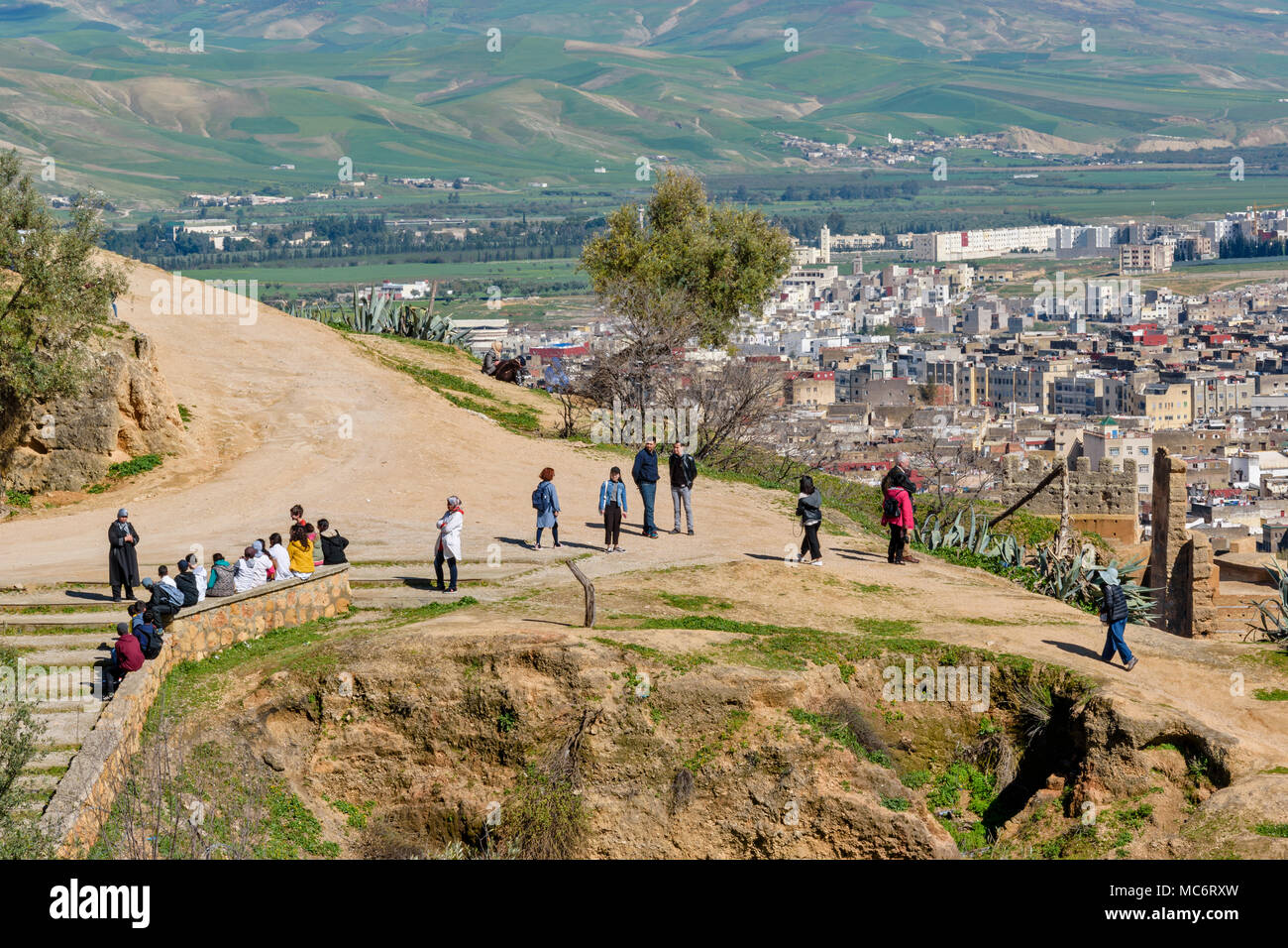 Il Marocco FES MEDINA OUTDOOR scuola lezione e turisti vicino alla tomba del MERENIDS affacciato sulla città Foto Stock