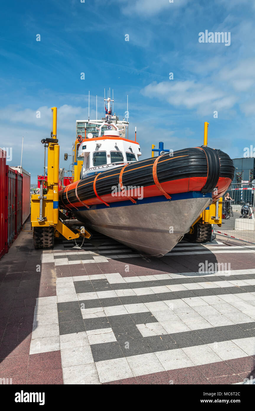 Scialuppa di salvataggio olandese collocato su un rimorchio sul boulevard di Zandvoort in Olanda Foto Stock