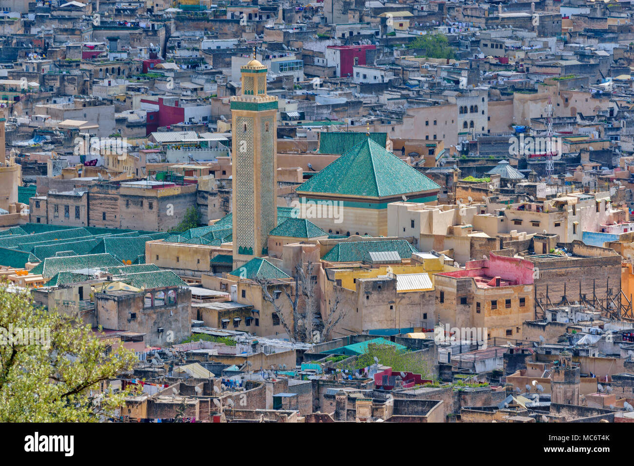 Il Marocco FES MEDINA SOUK mercato la grande moschea di KAIRAOUINE e Minareto nel centro della città Foto Stock