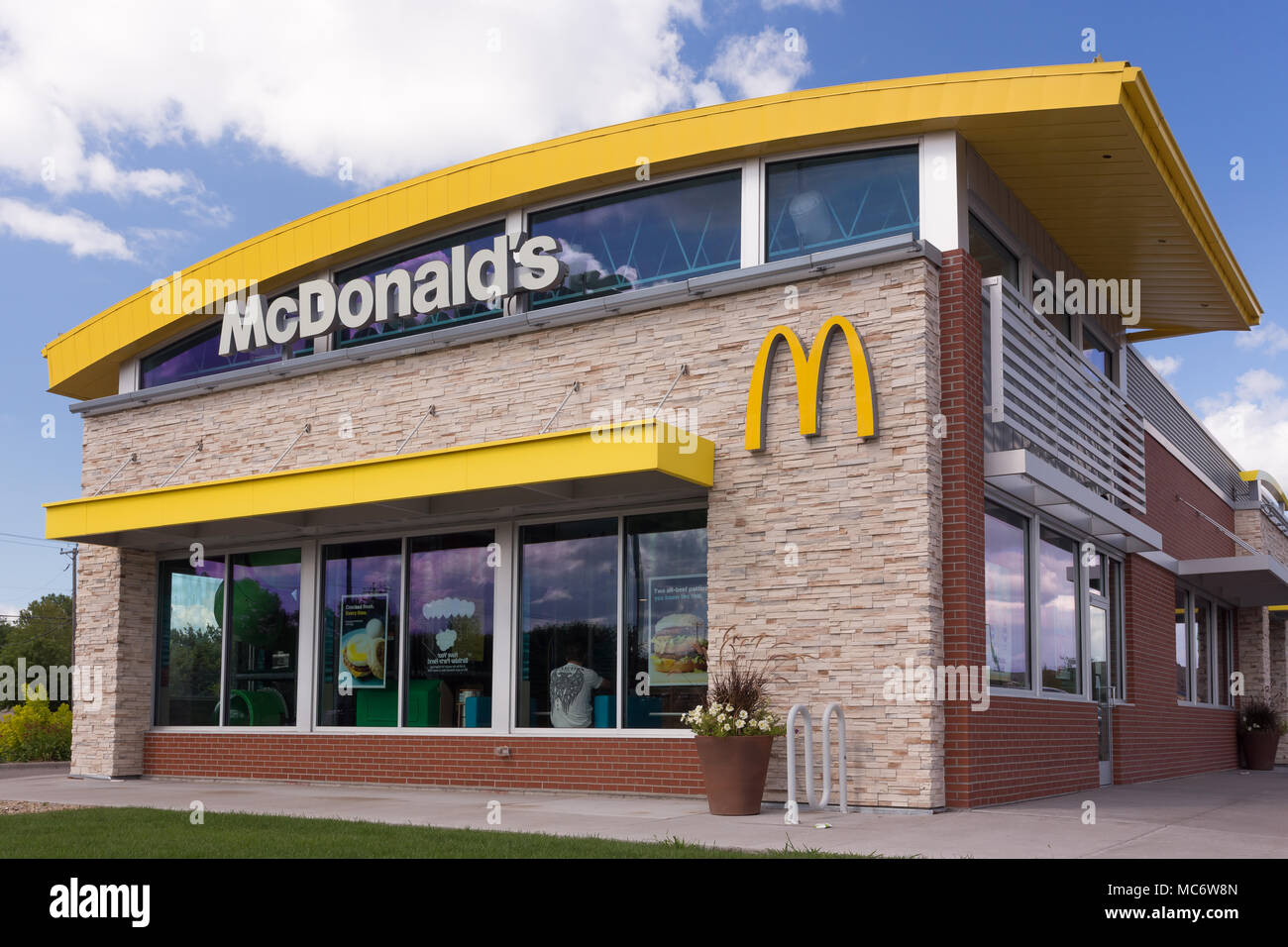 STILLWATER, MN/USA - Agosto 10, 2015: Contemporanea McDonald's esterno. Foto Stock