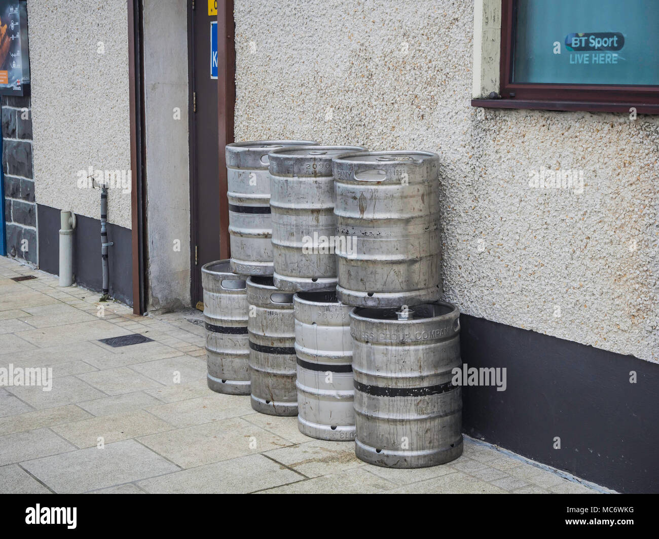 Svuota barili di birra in attesa di raccolta al di fuori di un pub Foto Stock