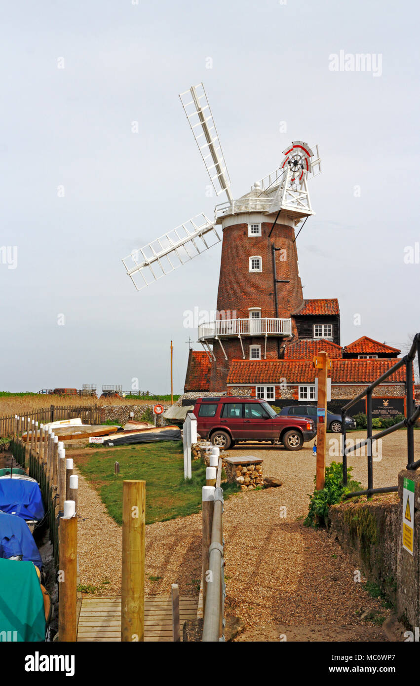 Una vista di Cley Mill, un punto di riferimento sulla Costa North Norfolk a Cley-next-il-Mare, Norfolk, Inghilterra, Regno Unito, Europa. Foto Stock