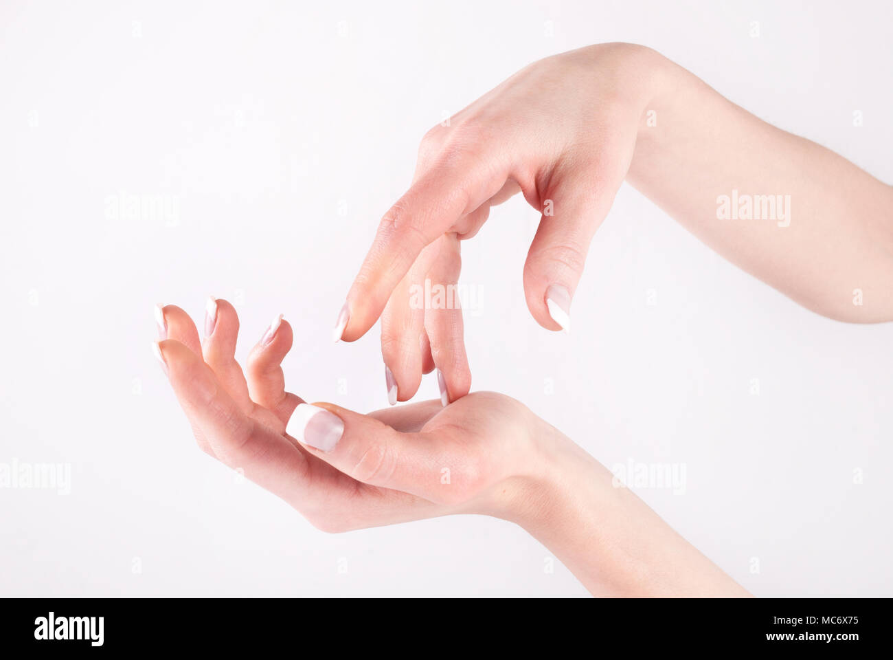 Donna con mani francese professionale unghie manicure isolato su bianco. Close up Foto Stock