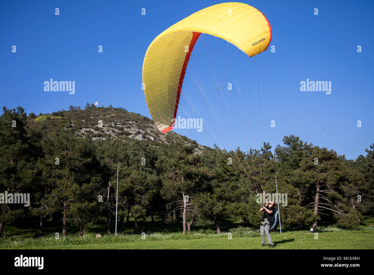 Dramma, Grecia - Aprile 8, 2018: un uomo è addestrato su un volo in parapendio nella zona popolare per il paracadutismo sul lato di Korylovou nel dramma Foto Stock