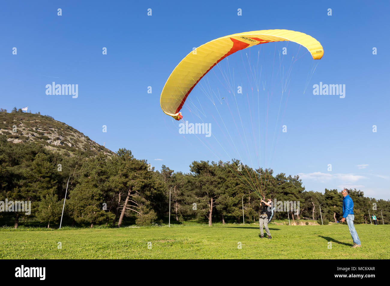 Dramma, Grecia - Aprile 8, 2018: un uomo è addestrato su un volo in parapendio nella zona popolare per il paracadutismo sul lato di Korylovou nel dramma Foto Stock