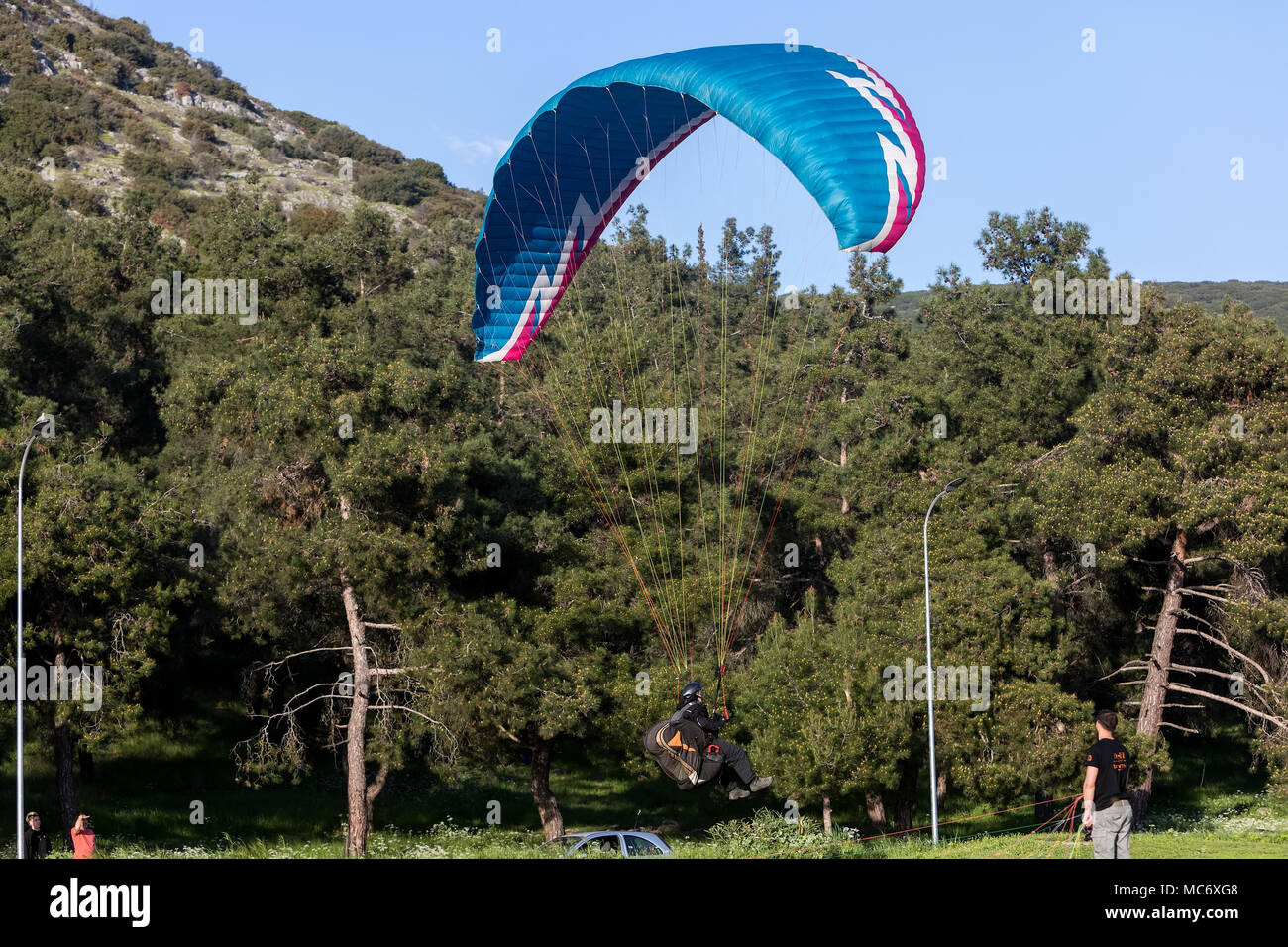Dramma, Grecia - Aprile 8, 2018: parapendio fly contro il cielo blu nella zona popolare per il paracadutismo sul lato di Korylovos nel dramma Foto Stock