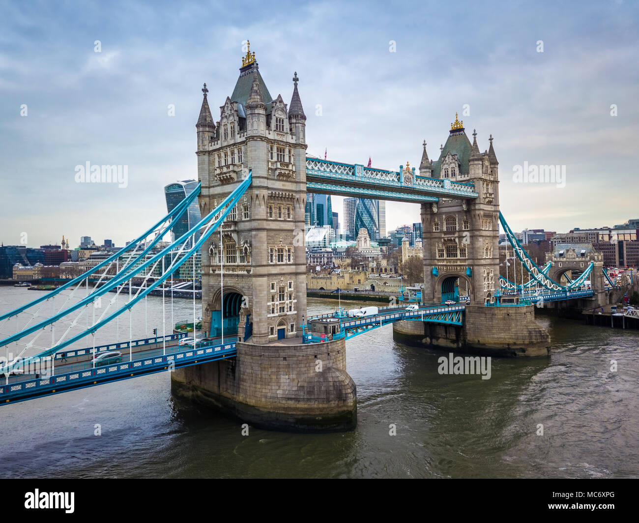 Londra, Inghilterra - Vista aerea dell'iconico il Tower Bridge e la Torre di Londra su una mattina nuvoloso con grattacieli del financial district banca a bac Foto Stock