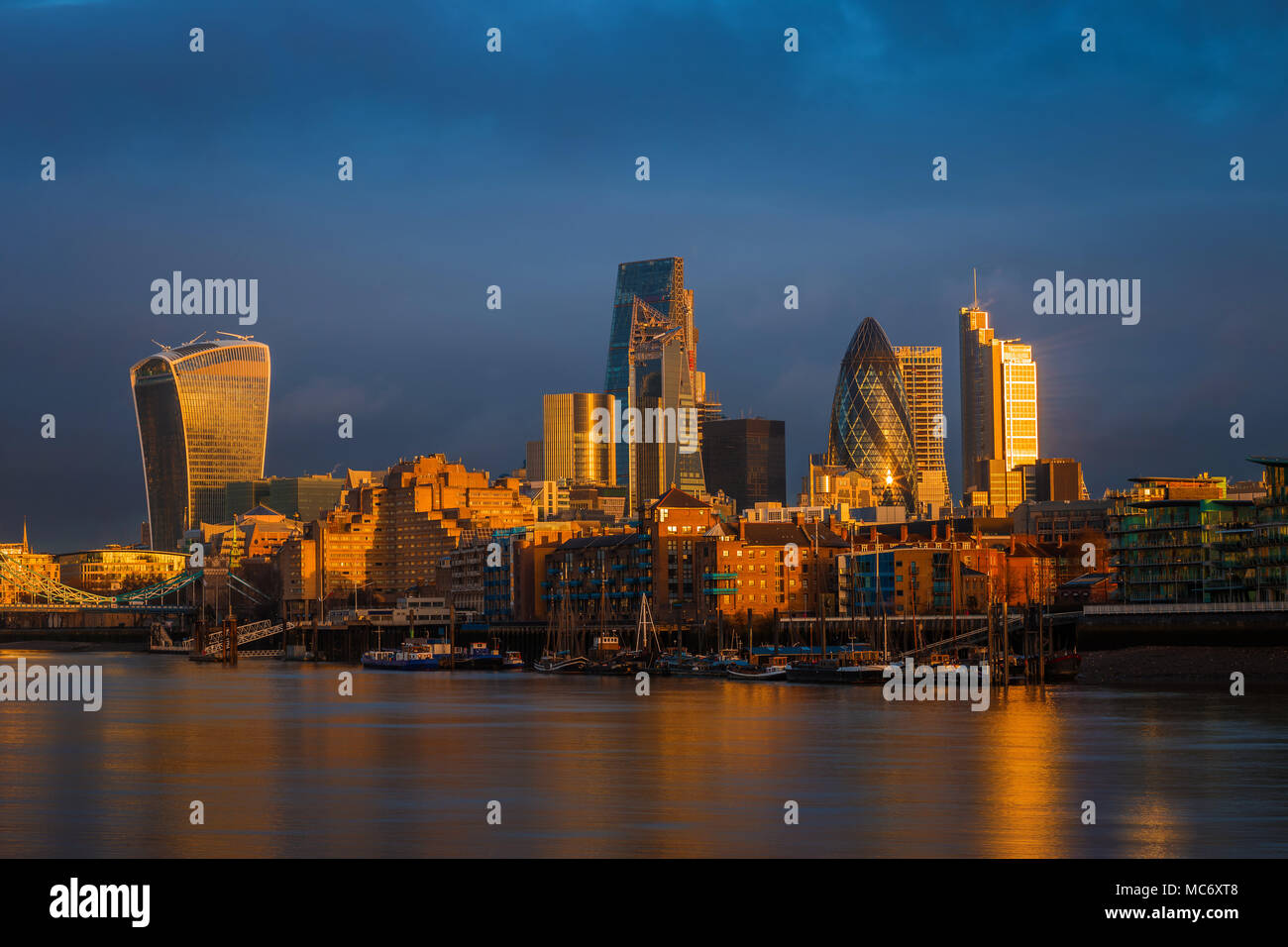 Londra, Inghilterra - incredibile cielo drammatico e ora d'oro del sole quartiere bancario di Londra con famosi grattacieli Foto Stock