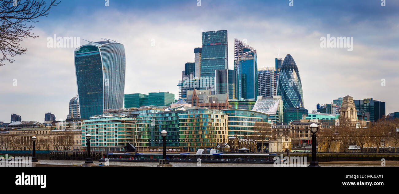 Londra, Inghilterra - Vista Panoramica di Bank di Londra leader distretto finanziario con il cielo blu e nuvole Foto Stock