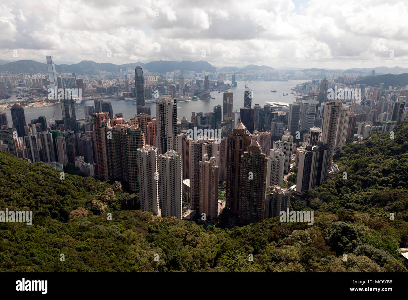 Vista aerea di Hong Kong dalla visualizzazione di terrazza della torre di picco sotto la cima del Victoria Peak Foto Stock
