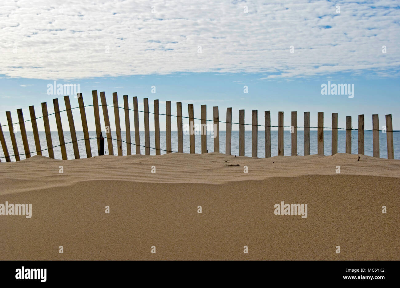 Staccionata in legno su e dune con estate sfondo cielo Foto Stock