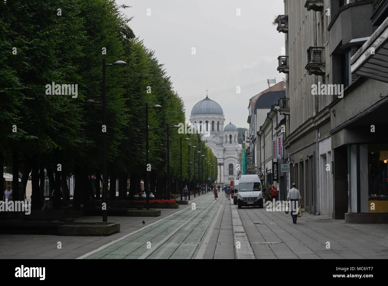 Laisves Avenue e di San Michele Arcangelo è la Chiesa, Kaunas, Lituania Foto Stock