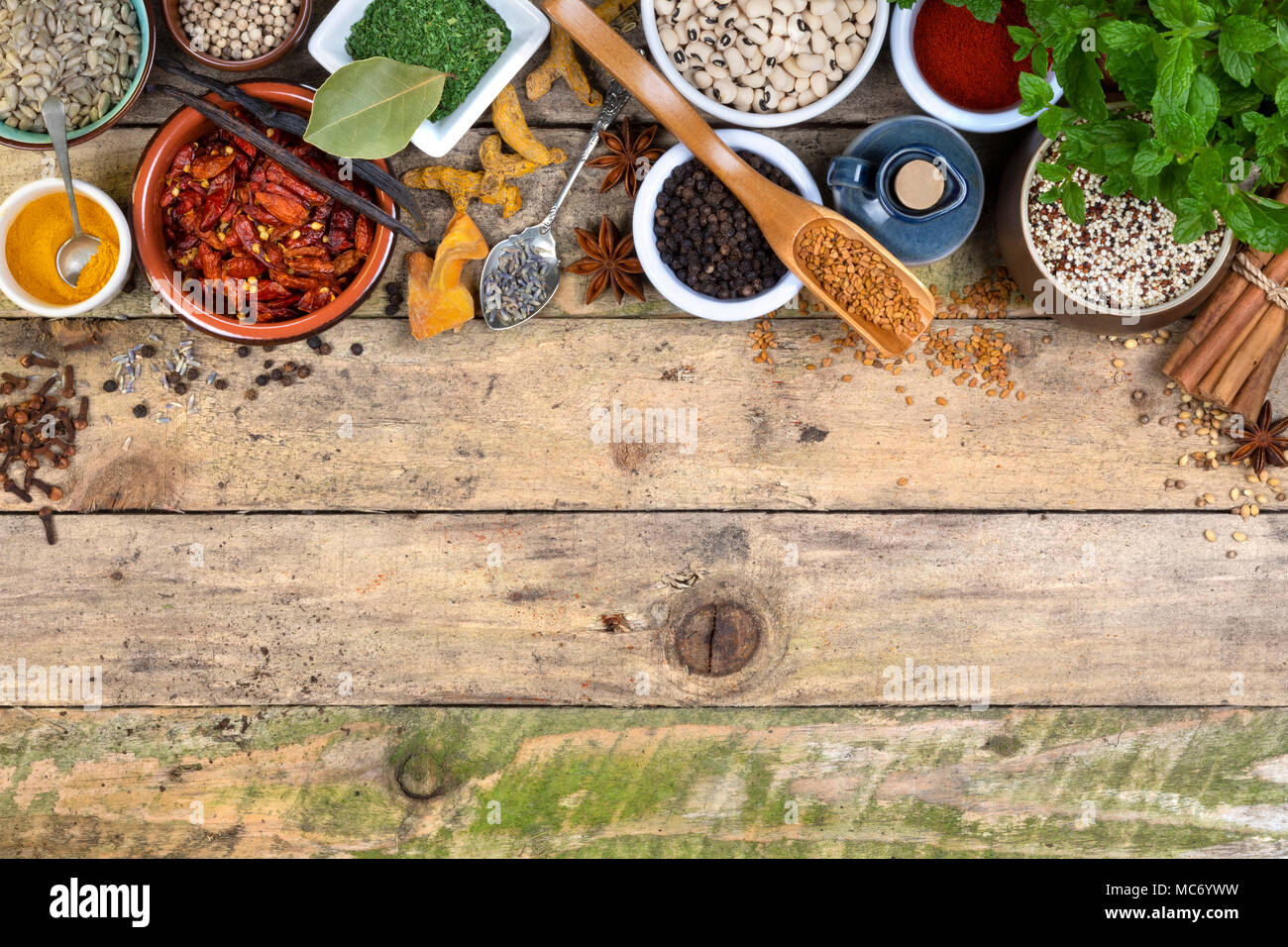 Erbe e spezie usate in cucina per insaporire e stagionatura - Spazio per il testo Foto Stock