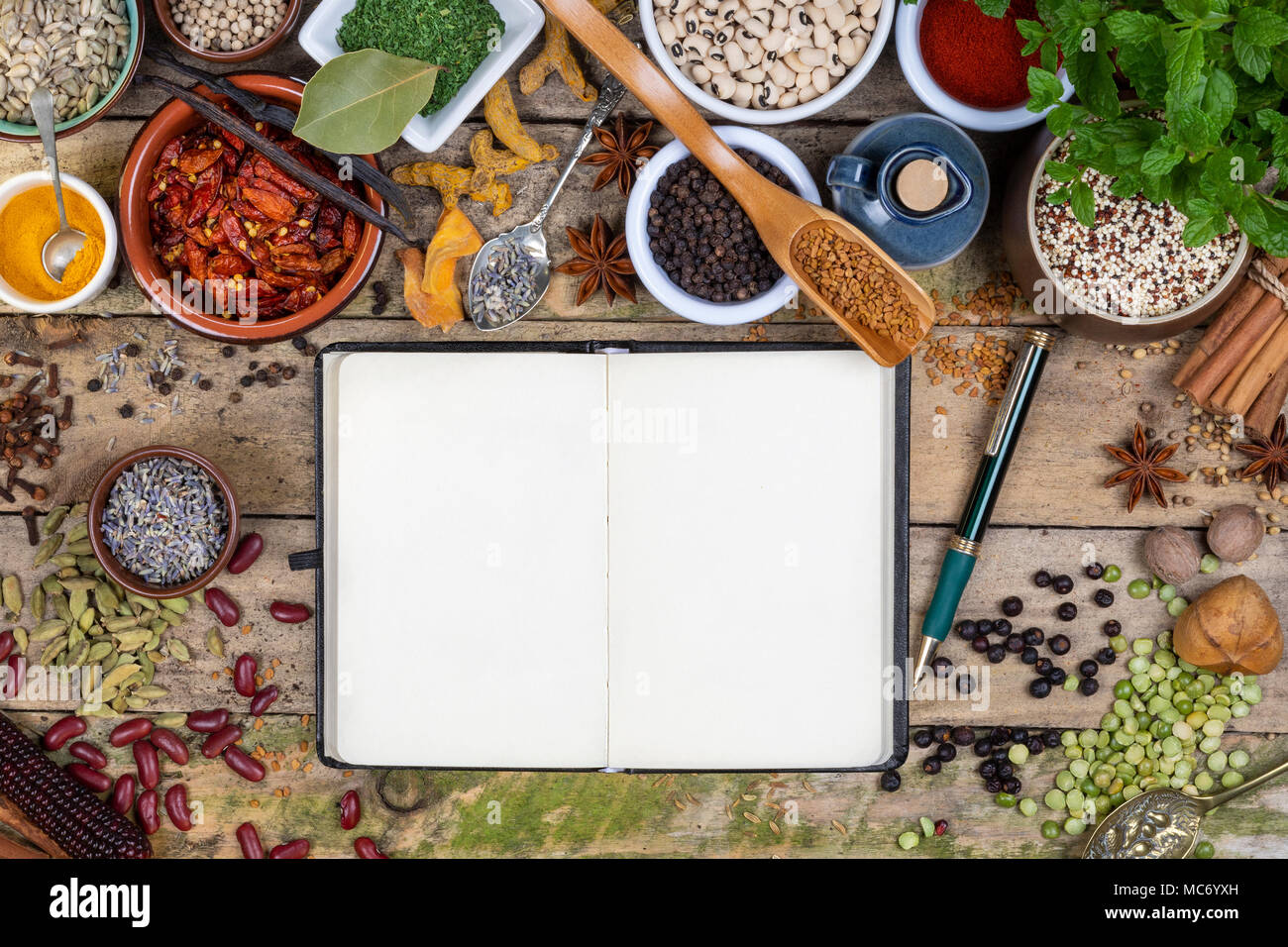 Selezione di erbe e spezie usate in cucina per insaporire e stagionatura - Spazio per il testo. Foto Stock