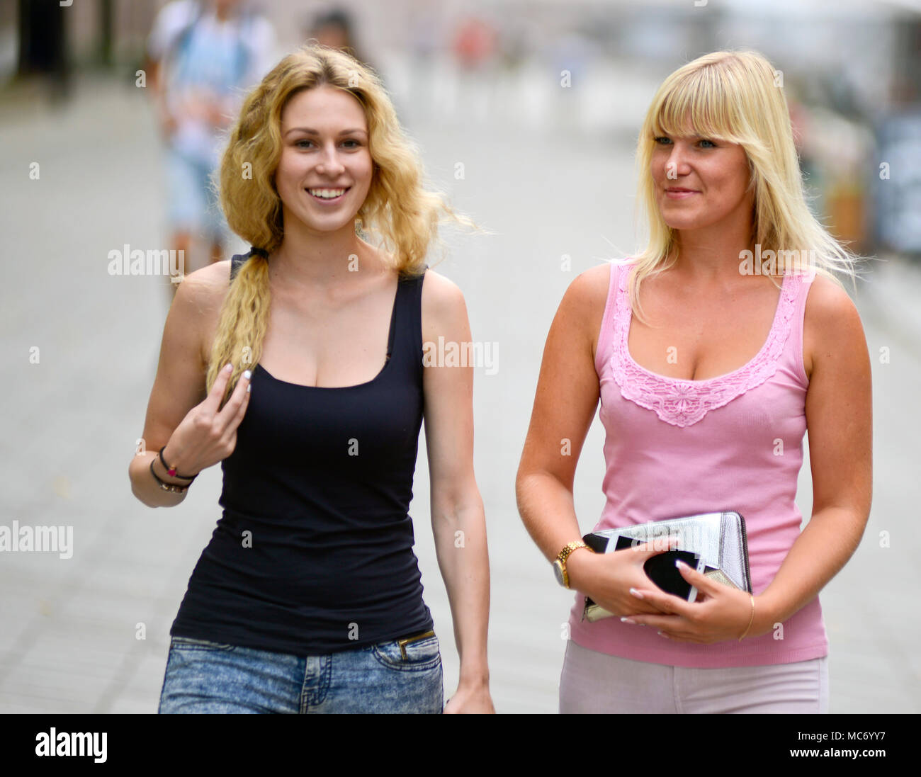 Madre e figlia in Laisves Avenue, Kaunas, Lituania Foto Stock
