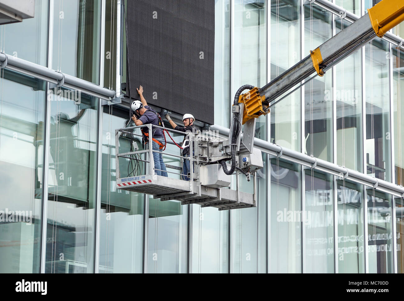 Milano , 07 ottobre , 2017 : operaio della costruzione al cantiere con braccio di sollevamento di macchinari Foto Stock