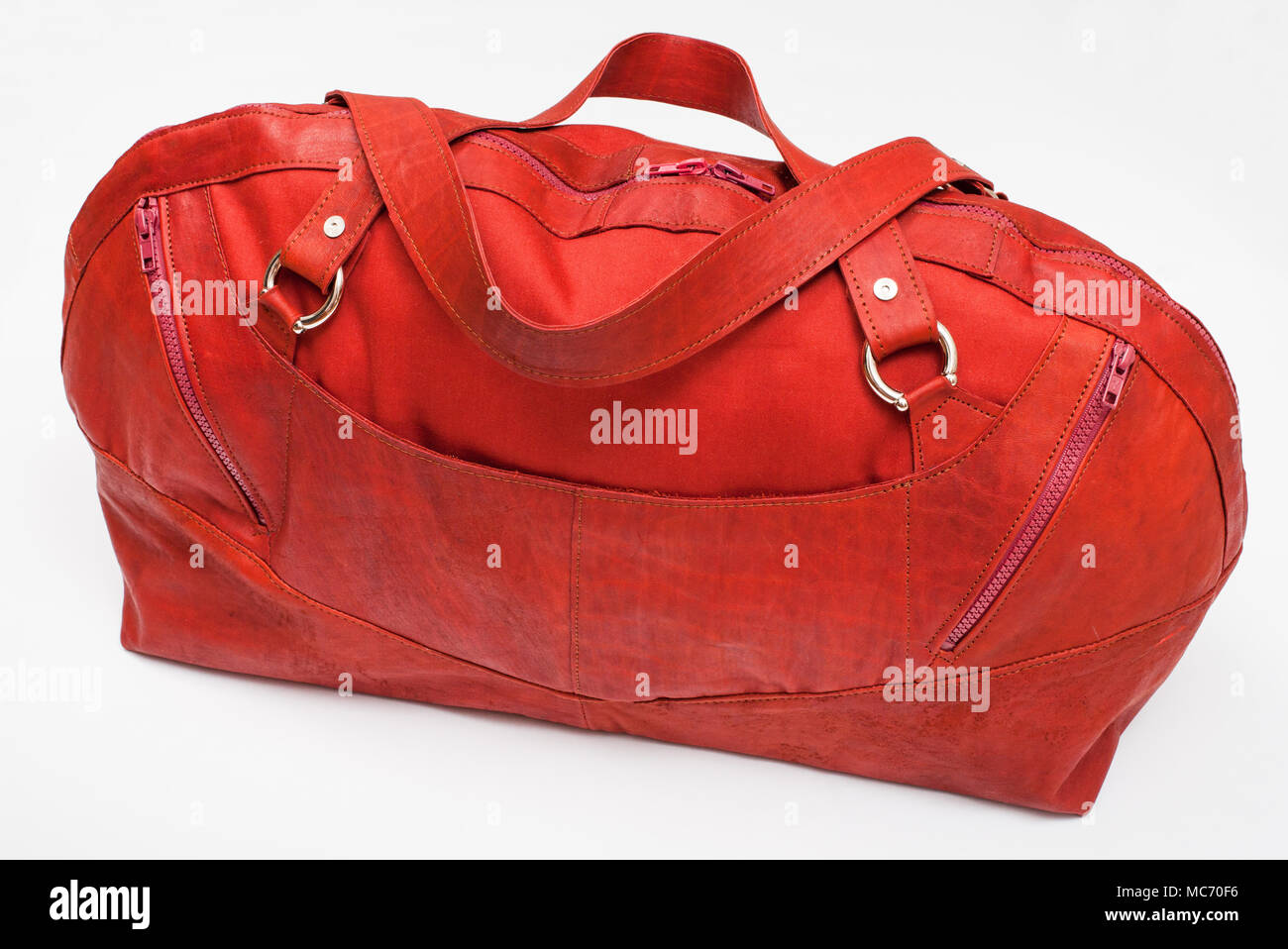 Al di sopra di vista del rosso chiuso borsa da viaggio su sfondo bianco Foto Stock