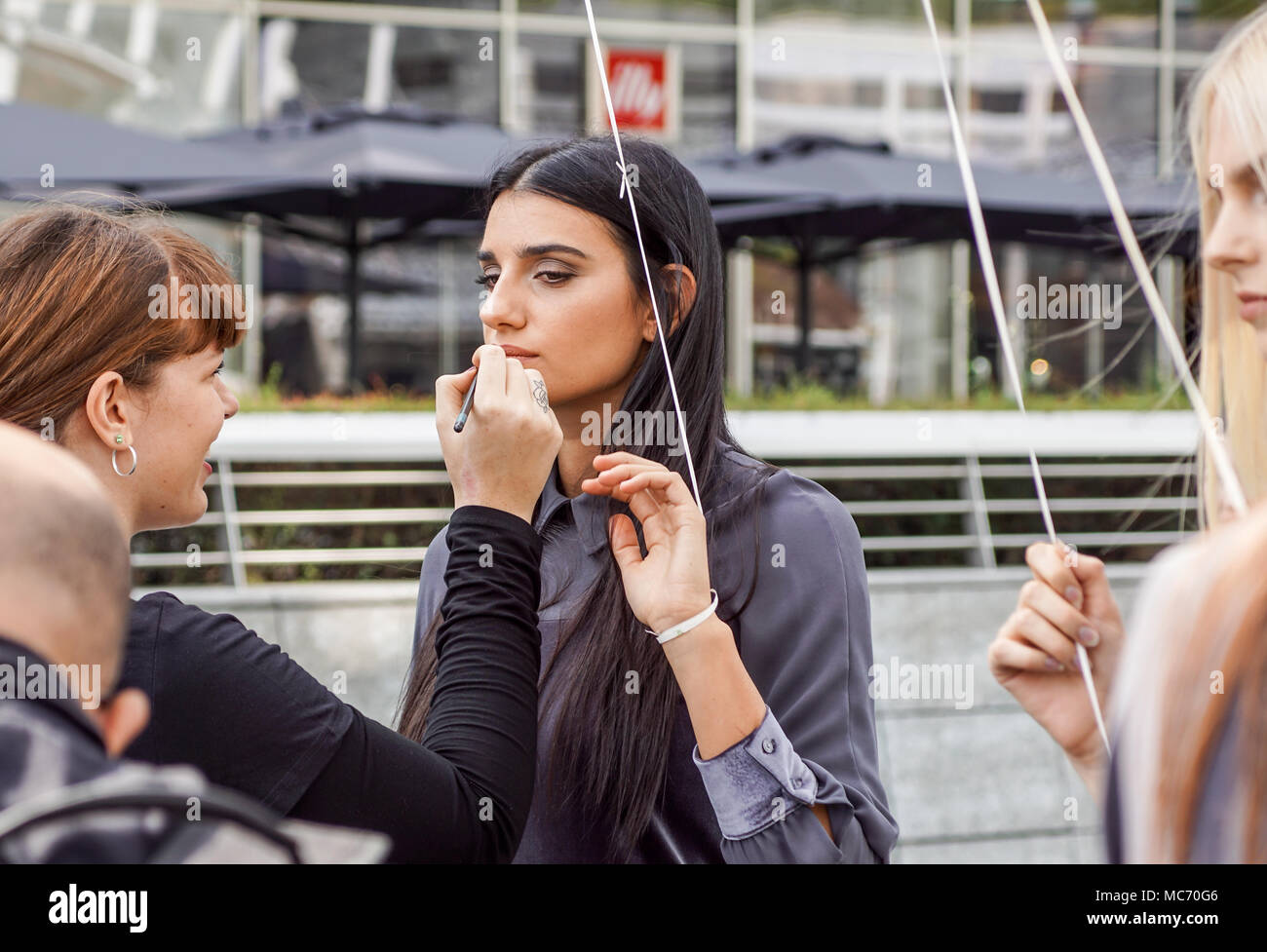 Milano, Italia - 28 settembre: persone durante la settimana della moda milanese, Italia il 28 settembre 2017. Fashion Show Backstage con truccatore e parrucchiere in strada Foto Stock