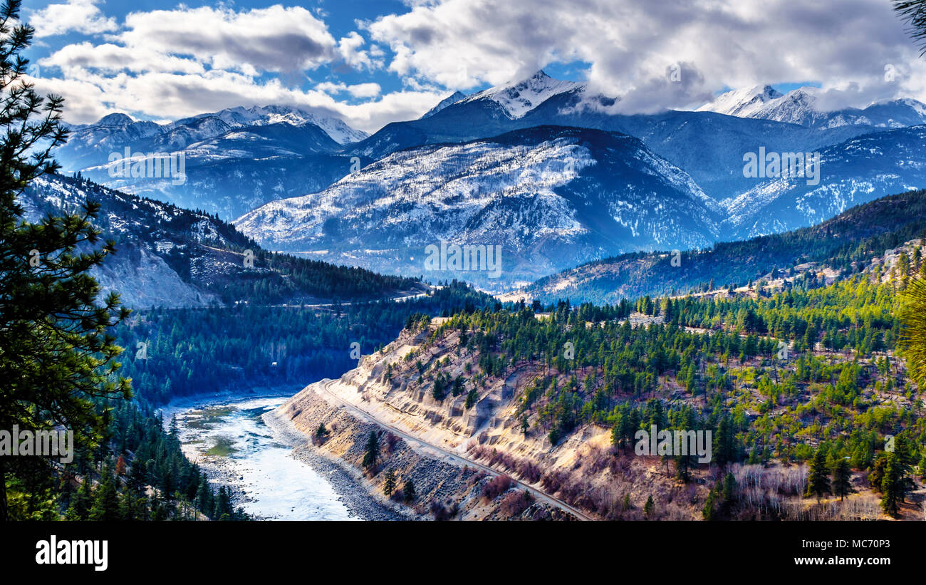 Il famoso Fraser canyon percorso lungo il fiume Thompson come fluisce attraverso la Costiera Mountain Range in western British Columbia, Canada Foto Stock