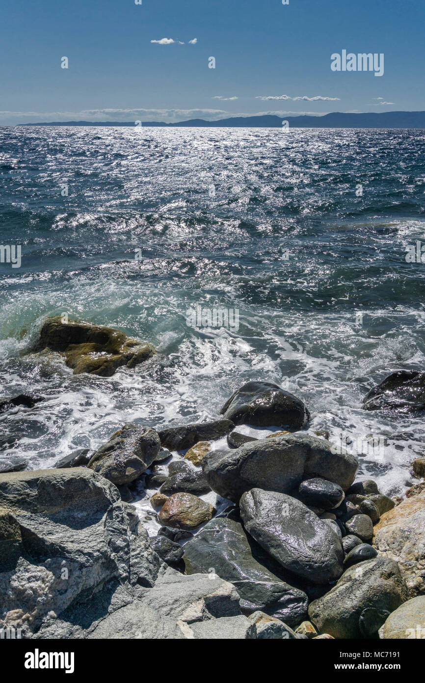 Il Golfo di Athos visto dalla penisola di Athos, con penisola Sithonia nella distanza. Chalkidiki, Macedonia, Grecia settentrionale. Foto Stock