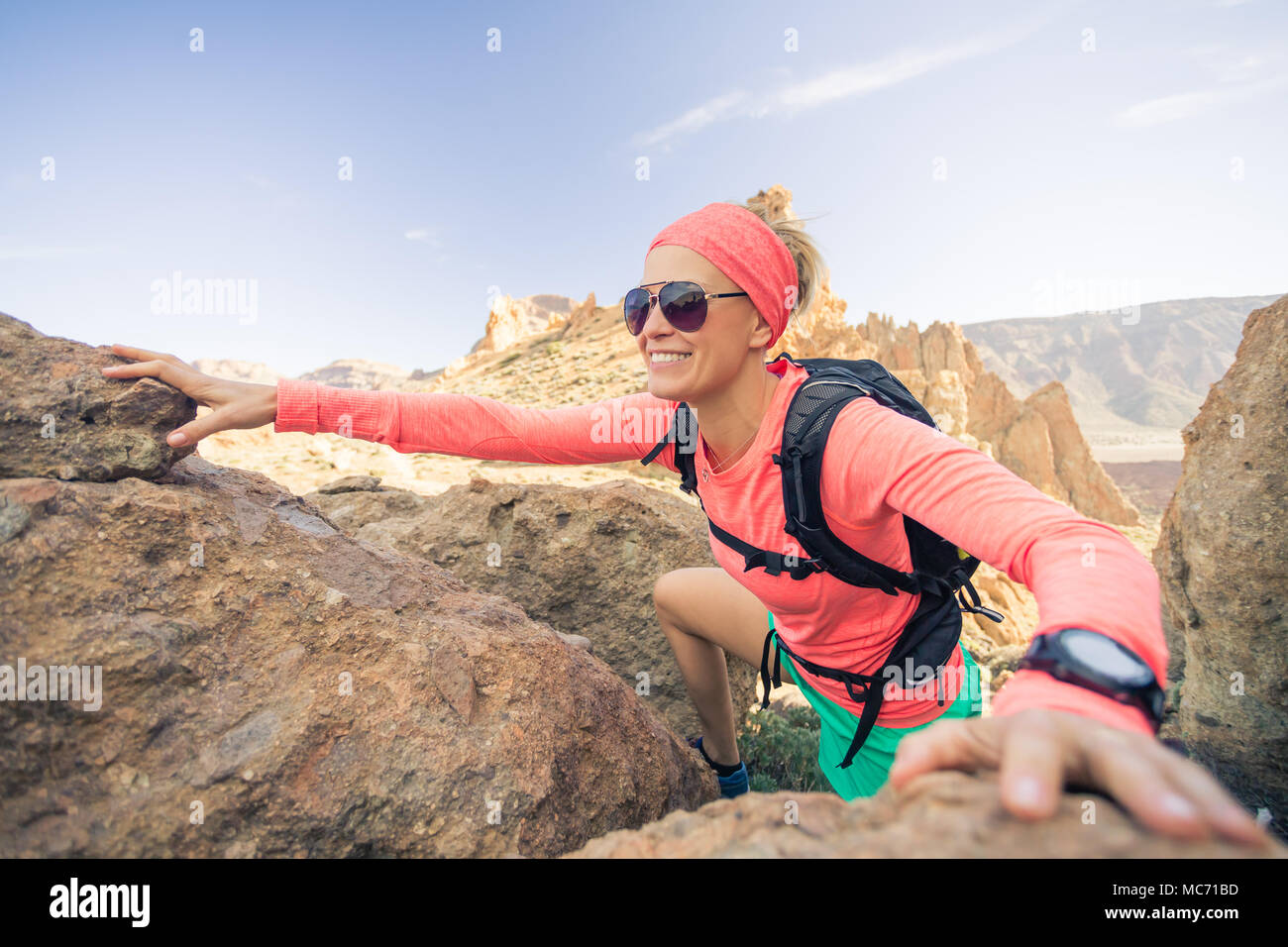 La donna ha raggiunto degli escursionisti di montagna. Ispirazione e motivazione per le avventure del fine settimana. Runner scalatore o guardando il paesaggio di ispirazione su ro Foto Stock